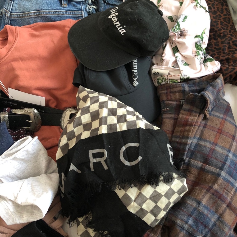 BRAND NAME CLOTHING BUNDLE (35 ITEMS) - Picture 2 of 16